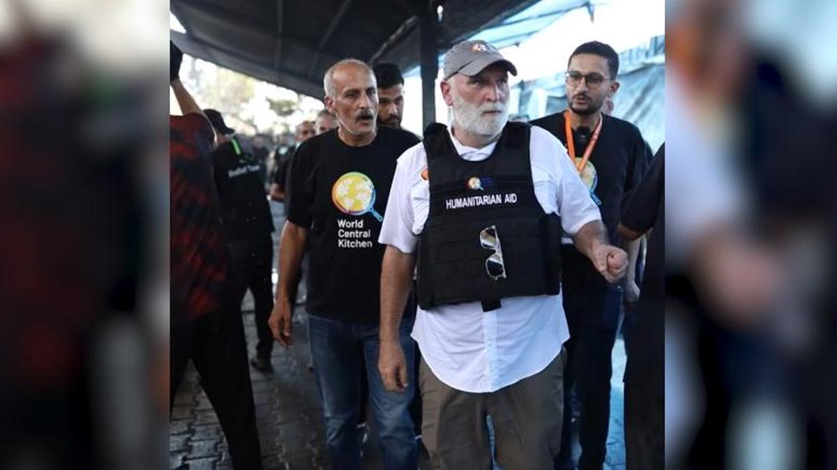 El chef José Andrés en las cocinas de su ONG en Gaza