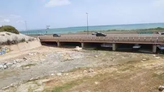 La desembocadura del barranco de Aguamarga en Alicante vuelve a quedarse sin nadie que la limpie