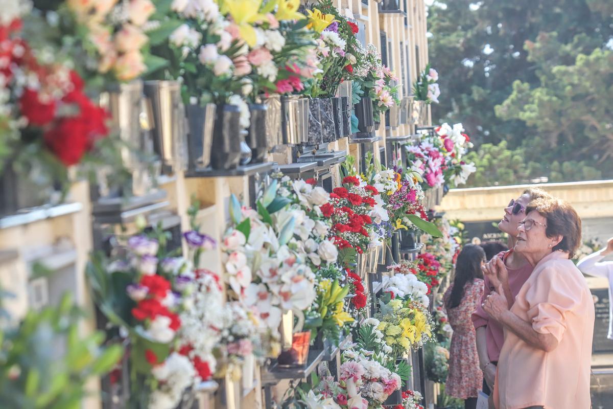 Miles de oriolanos se han acercado al cementerio a honrar a sus difuntos Miles de oriolanos se han acercado al cementerio a honrar a sus difuntos