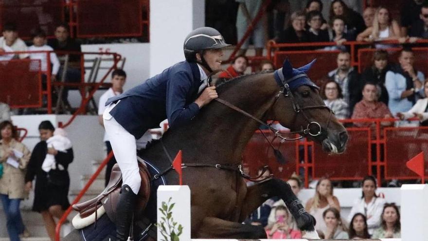 El jinete Harry Allen, durante una de las últimas pruebas del Gijón Horse Jumping del año pasado.