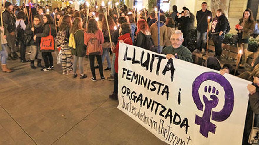 Más de 500 personas claman contra la violencia machista en Palma