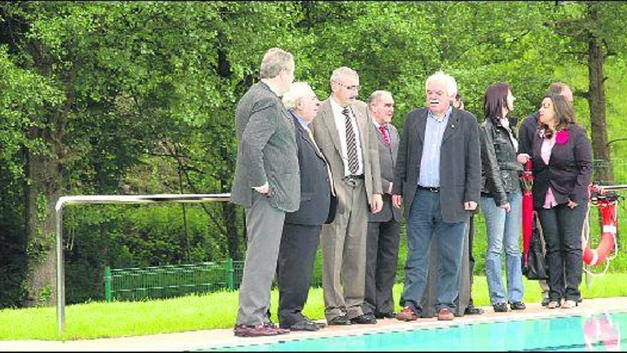 Autoridades, durante el acto de visita a la piscina de Pola de Allande.