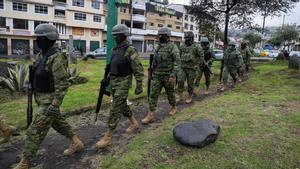 Ejército y Policía de Ecuador realizan operativos en estaciones de transporte público en Quito