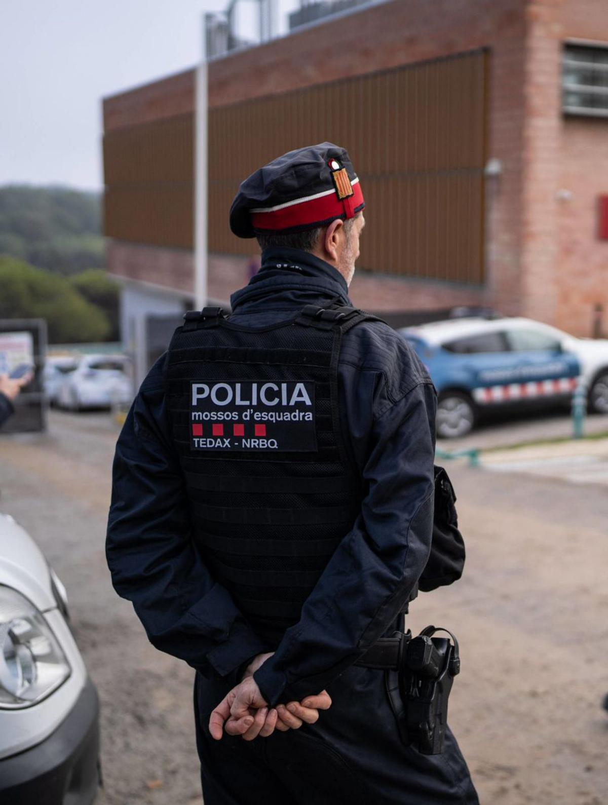 Un mosso durant el registre policial al laboratori IRTA-CReSA de Cerdanyola, investigat per l’origen de la pesta porcina. | ZOWY VOETEN