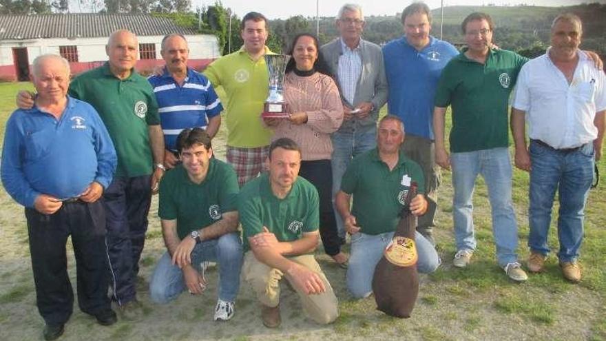 Jugadores del club O Xismo, de Celas, ganador del torneo de chave.