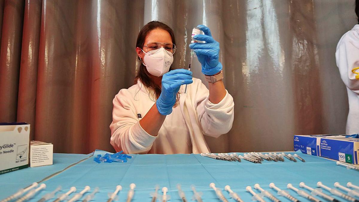 Una enfermera prepara dosis para la vacunación en el polideportivo municipal de Paterna. | FRANCISCO CALABUIG