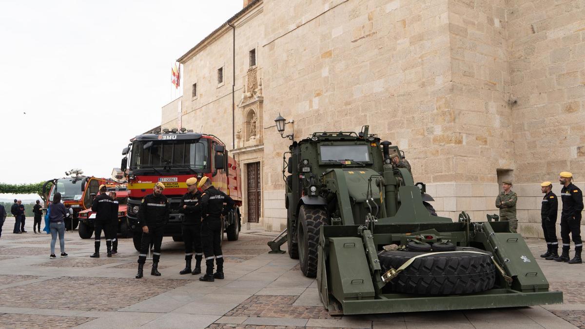 Exposición de vehículos y material militar durante este jueves en las plazas de Viriato y Claudio Moyano