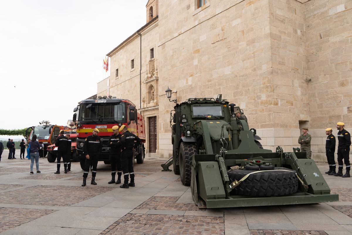 Exposición de vehículos y material militar durante este jueves en las plazas de Viriato y Claudio Moyano