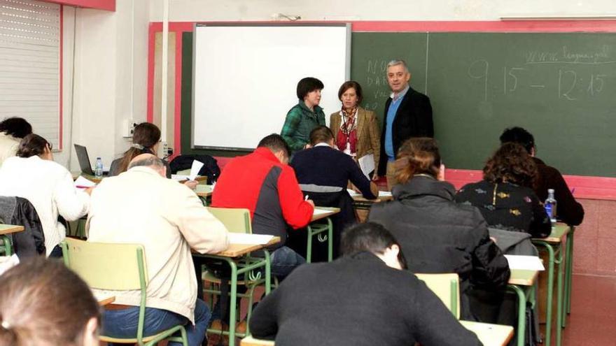 Valentín García visitou os centros de Santiago que acollen as probas. // FdV