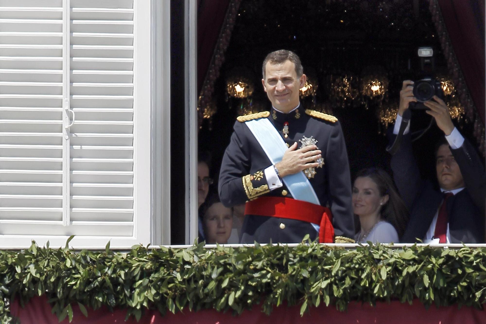 El rey Felipe VI en el balcón del Palacio Real en el marco de la celebración de su investidura en junio de 2014