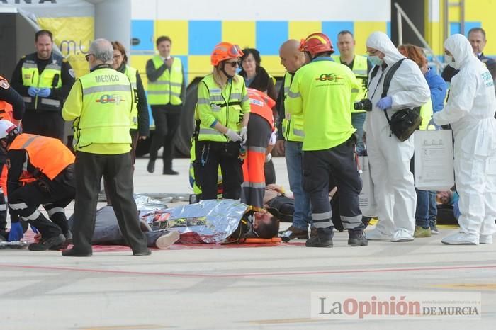 Simulan un accidente aéreo en aeropuerto