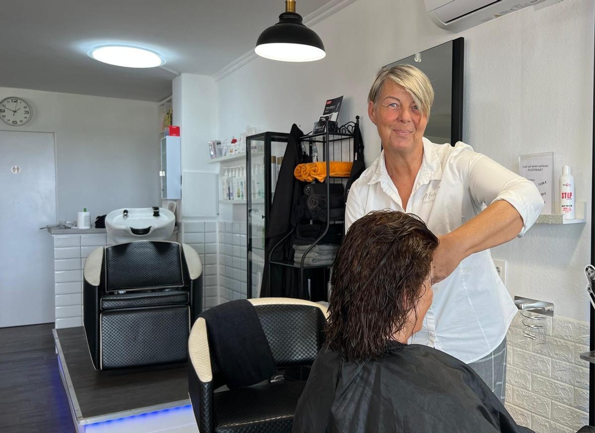 Hat mittlerweile zwei Salons an der Playa de Palma: Andrea Goebel.