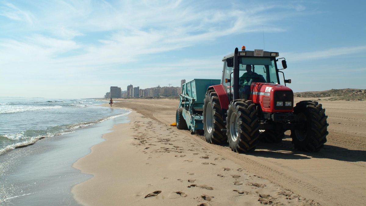 Limpieza de las playas mediante máquinas específicas de cribado de la arena.