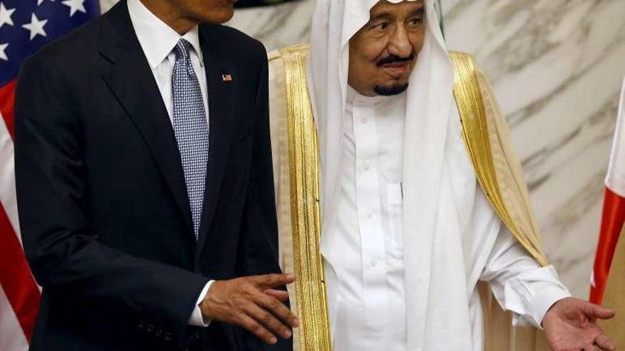 Obama, junto al rey Salman de Arabia Saudí, durante la cumbre del Consejo de Cooperación del Golfo, celebrada ayer en Riad. // Reuters