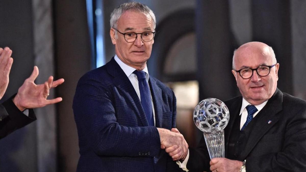 El presidente de la Federación Italiana, Carlo Tavecchio, entrega el galardón a Claudio Ranieri