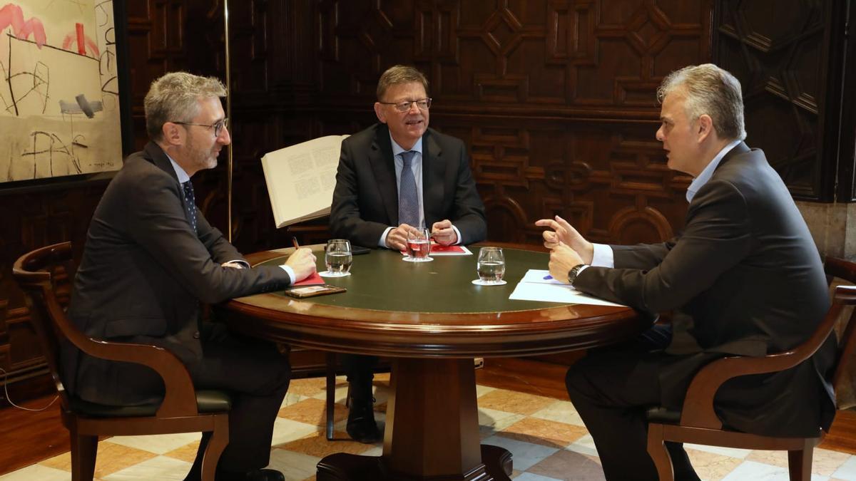 Arcadi España, Ximo Puig y Héctor Illueca, durante la reunión en el Palau.