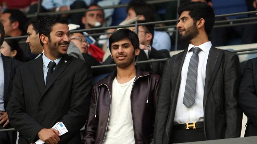 Nayef Al Thani, en el centro, en el palco de la Rosaleda