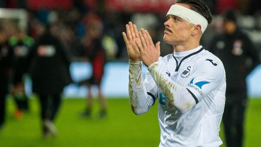 Roque Mesa Quevedo se dirige a los aficionados del Swansea, en un partido de Premier en el Liberty Stadium.