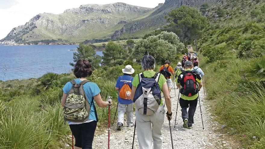 Un grupo de senderistas durante una excursión por la Serra de Tramuntana.