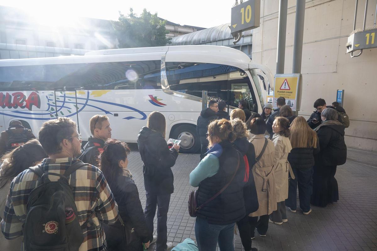 Usuarios esta mañana en la Estació del Nord de Barcelona.