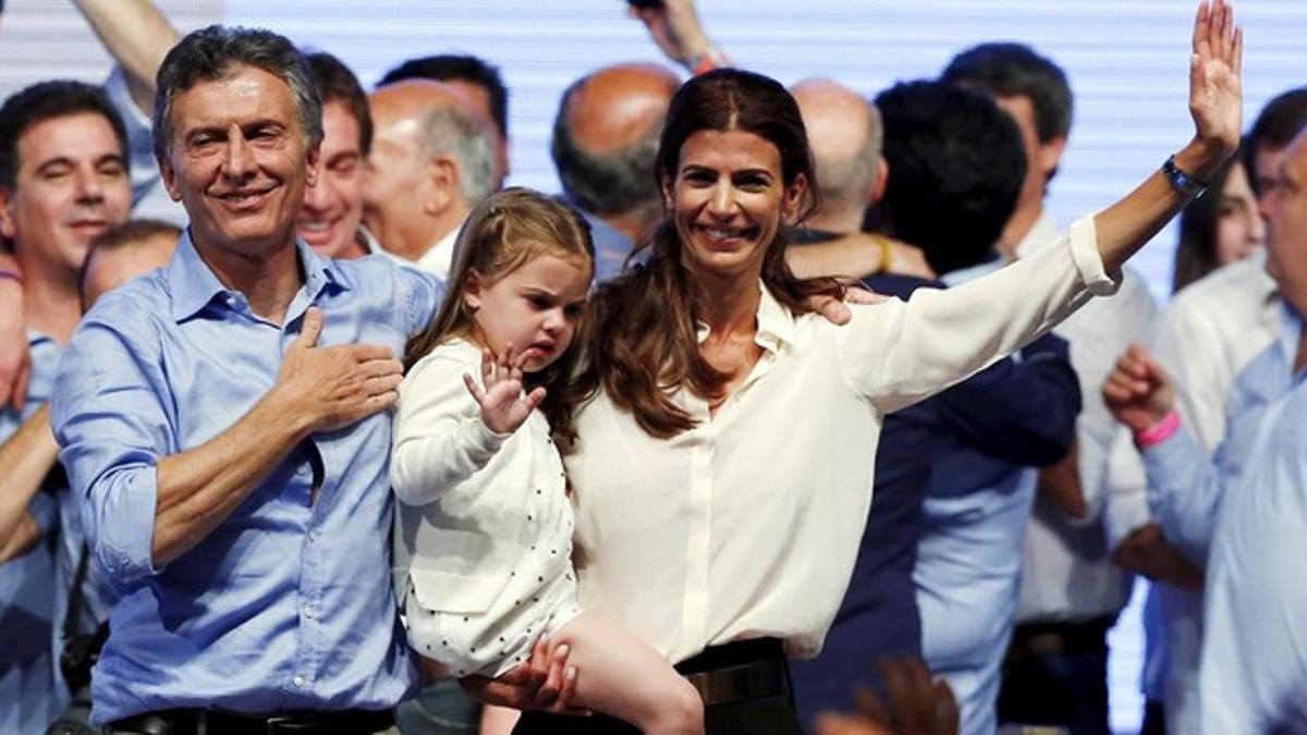 Mauricio Macri y su mujer, Juliana Awada, junto a su hija, saludan a sus seguidores, este domingo en Buenos Aires.