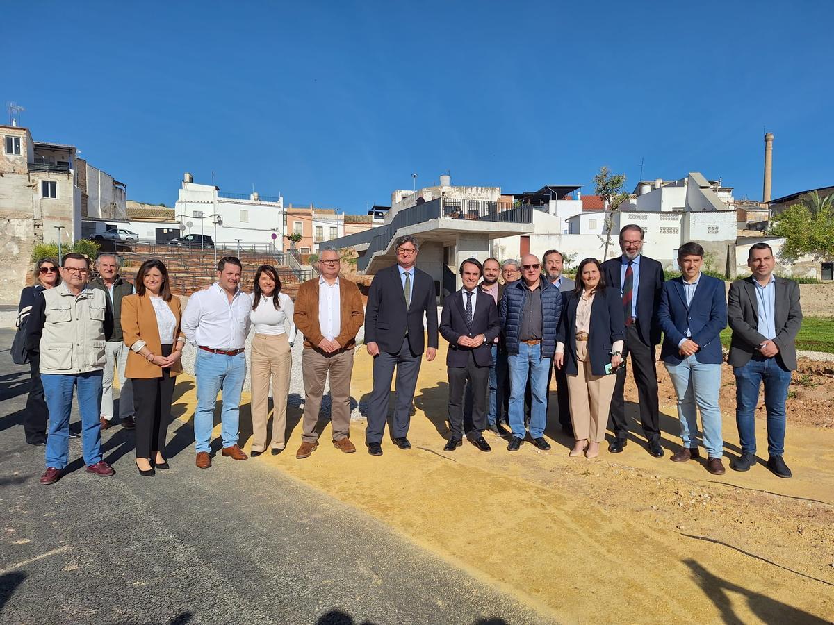 Las autoridades durante la visita a Miragenil.