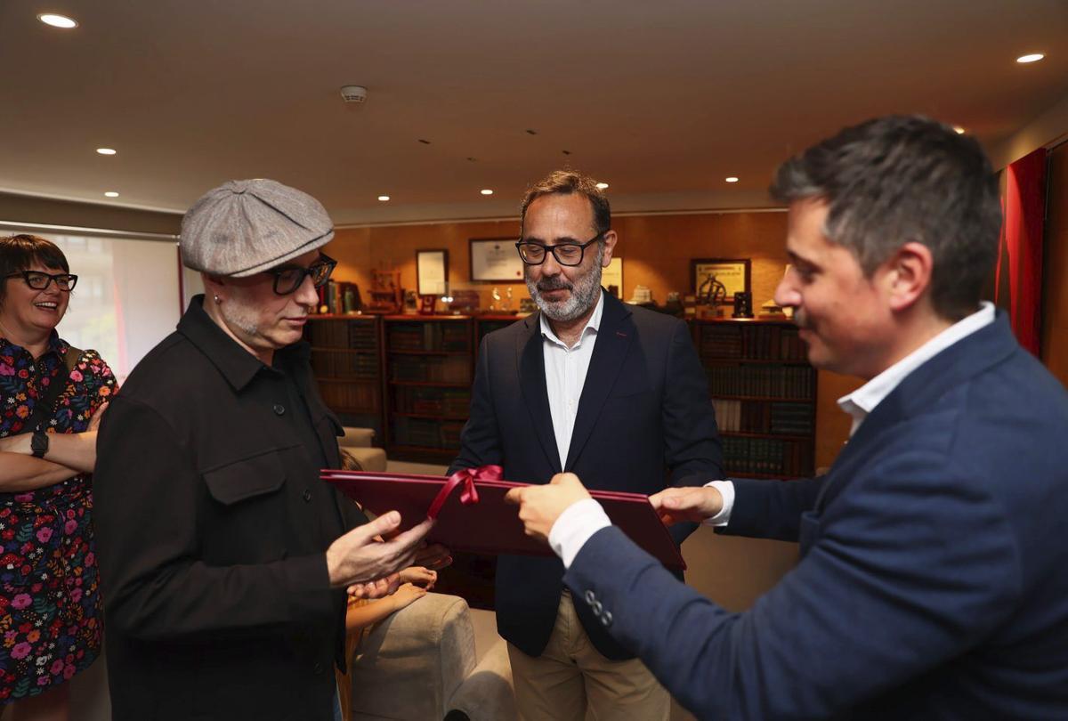 Por la izquierda, Greta Rodríguez, María Villanueva, Javier Rodríguez y Sonia Tuya con los atributos del premio.