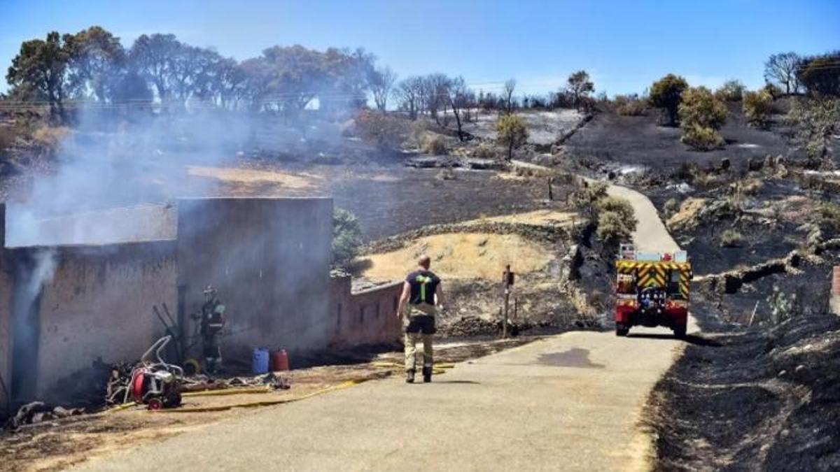 Efectivos tras el incendio del fin de semana en Casas de Millán.