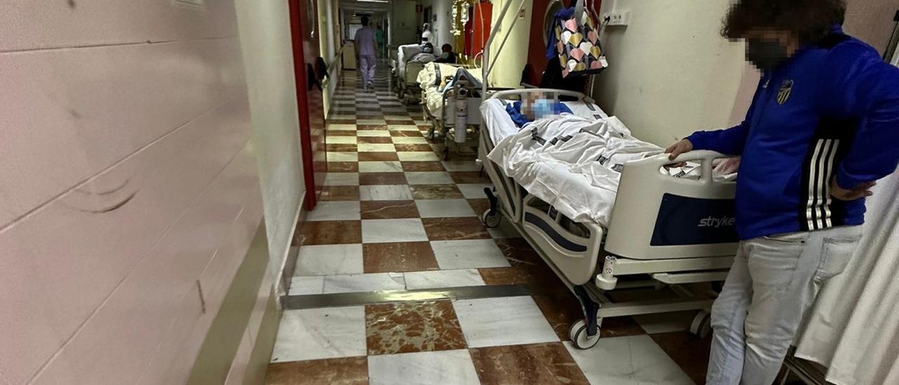 Camas en los pasillos del hospital de Alicante la semana pasada.