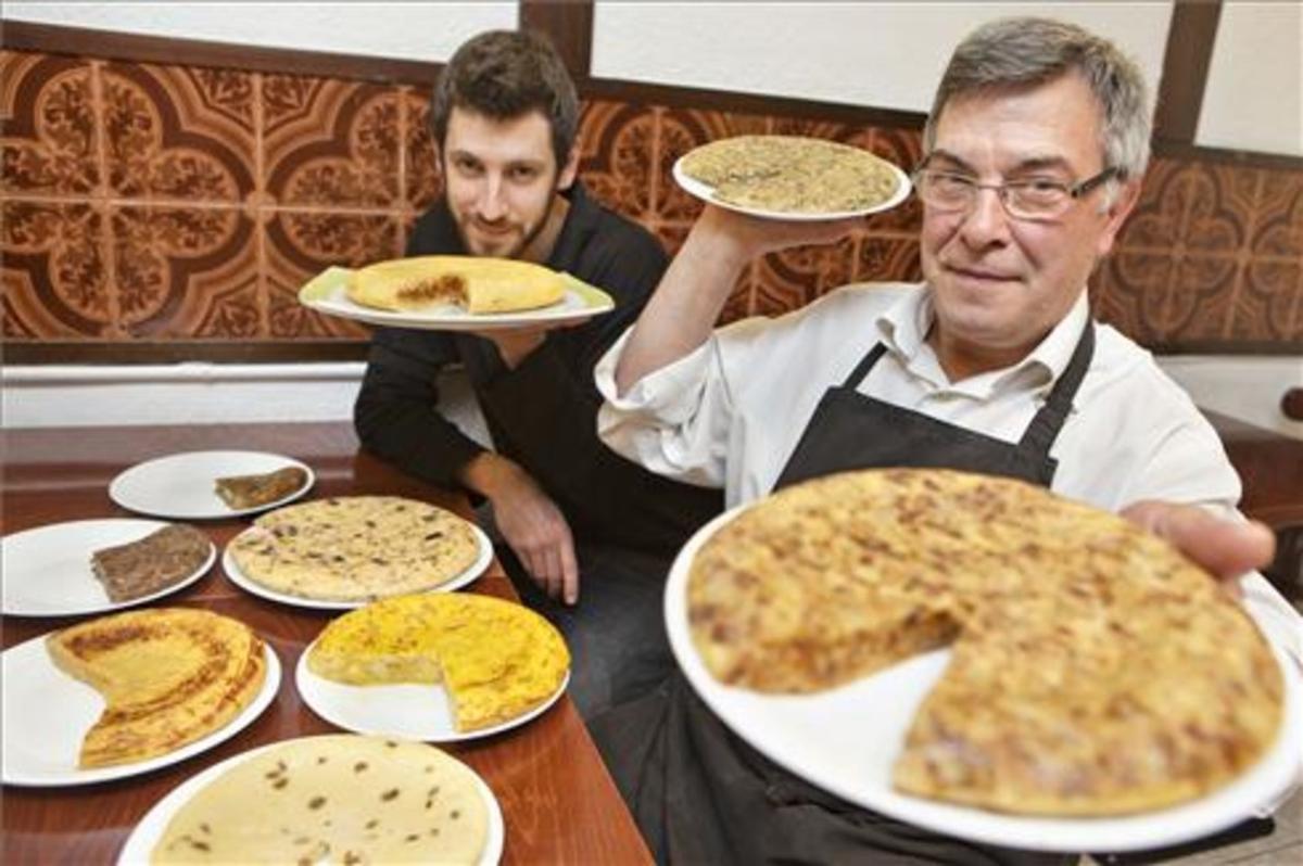 Joan Antoni Miró y su hijo Marc, con algunas de las creaciones tortilleras. Foto: Martí Fradera