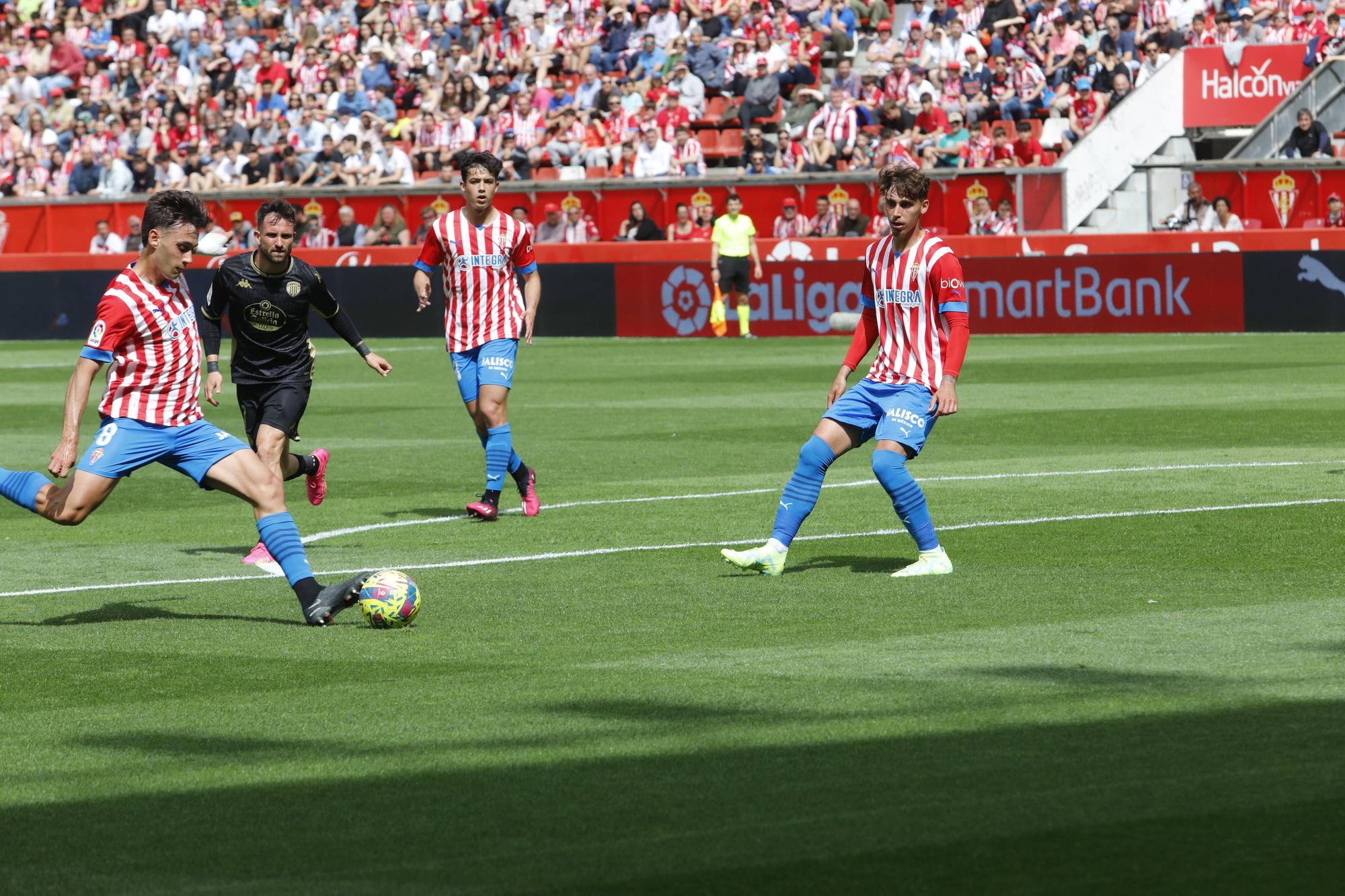 EN IMÁGENES: El Sporting vence al Lugo en El Molinón con un gran ambiente