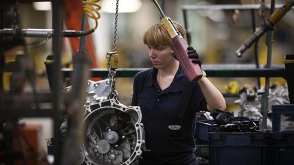 Una trabajadora en la cadena de montaje de Ford en Almussafes (Valencia).