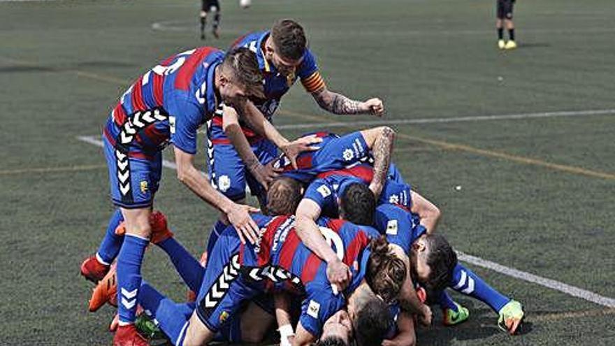 El Llagostera celebra un gol en el 2-1 de la temporada 17-18.