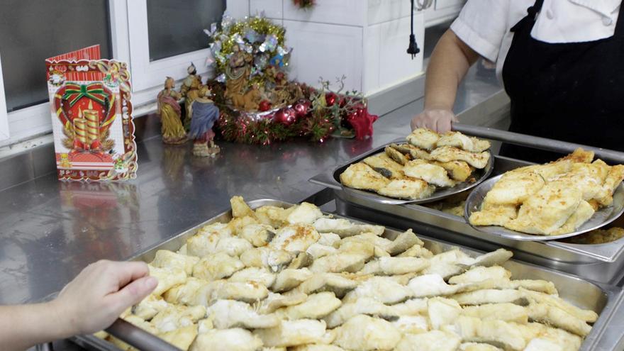 El Ayuntamiento le pone el menú de Nochebuena y Nochevieja a 66 niños del concejo