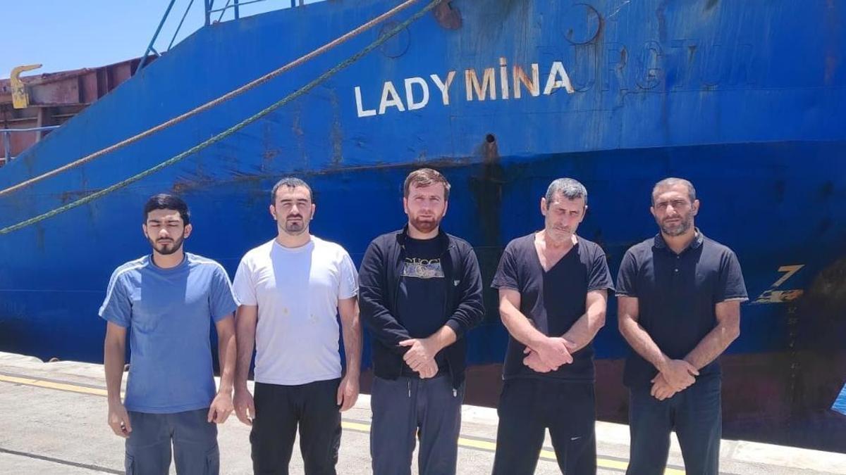 Seis de los ocho marineros abandonados en el 'Lady Mina'.