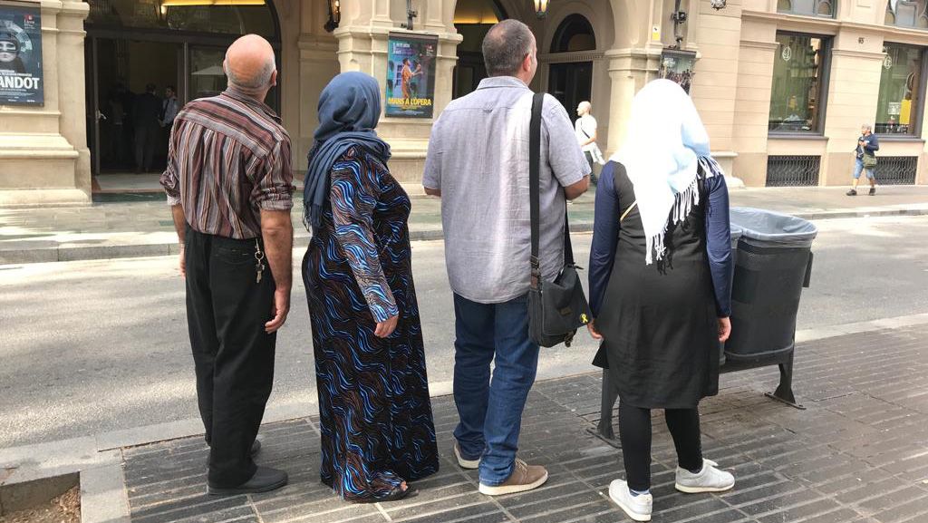 Miembros de un tándem de Barcelona en una salida cultural al Liceu gracias a Apropa Cultura.