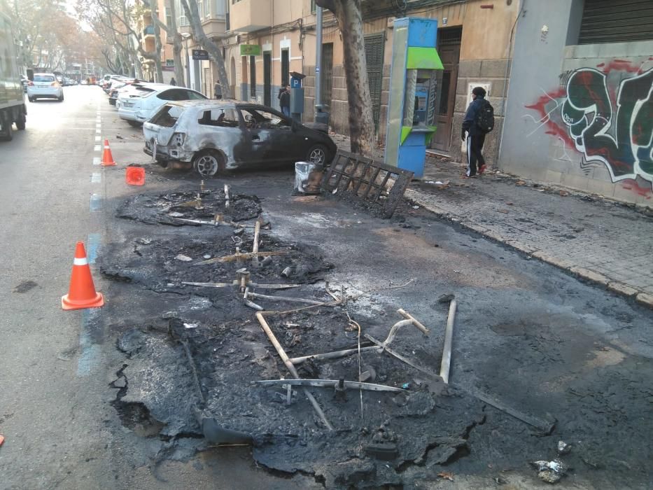 El pirómano vuelve a actuar y quema diez contenedores y destroza coches en Palma