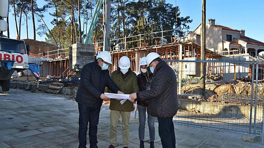 Visita del alcalde, Telmo Martín, a la obra.   | // FARO