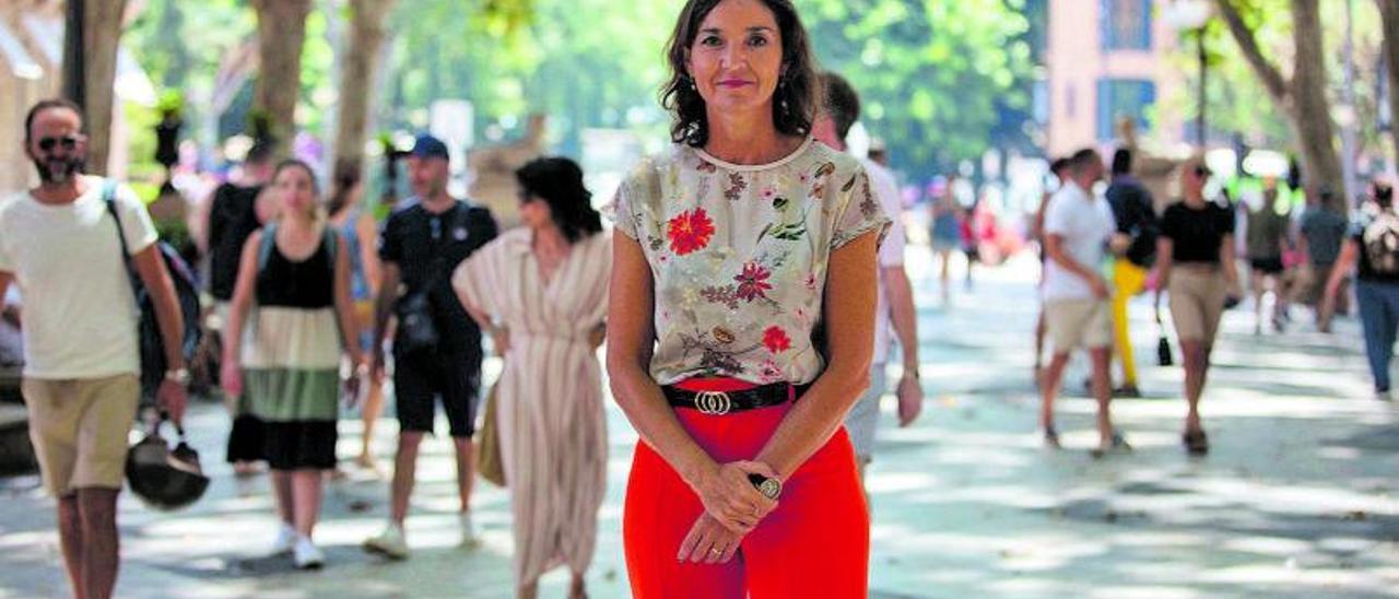 La ministra Reyes Maroto, en la imagen en el Passeig del Born, pasa sus días de asueto en Mallorca como otra turista más.