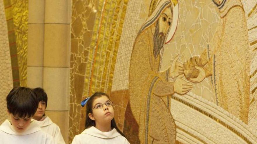 Niños de San Pedro que participaron en la procesión de la bendición.