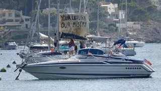 Decenas de barcas se manifiestan en el Port d’Andratx contra los nuevos precios de los amarres, con incrementos de hasta el 600%