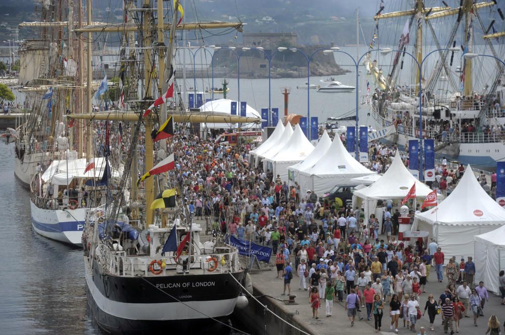 La regata Tall Ships Races atrae a los muelles a centenares de coruñeses para ver los grandes veleros.