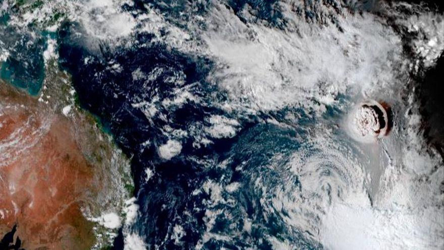 Así muestran las imágenes vía satélite la erupción del volcán en Tonga