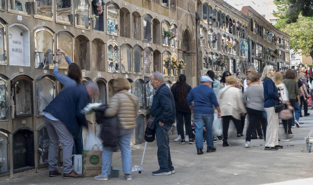 Los cementerios se llenan el 1 de noviembre, día de Todos los Santos 2025, en Barcelona