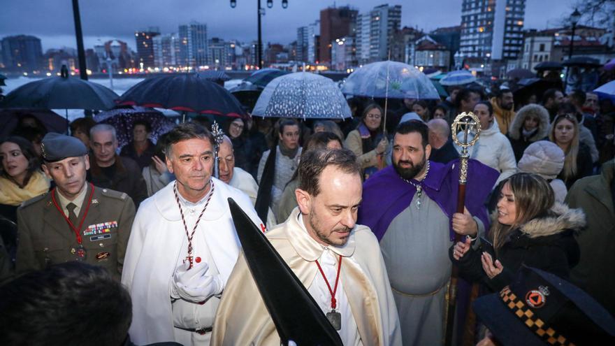 El Cristo de los Mártires se resguarda en San Pedro: así fue el vía crucis en Gijón