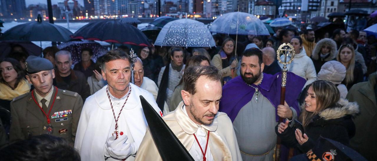 VÍDEO: así se ha vivido el vía crucis del Jueves Santo en Gijón