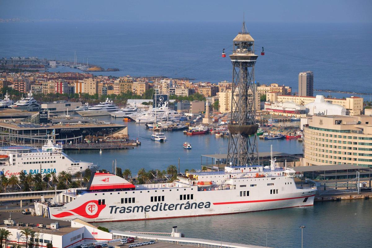 Ferries amarrados en el puerto de Barcelona
