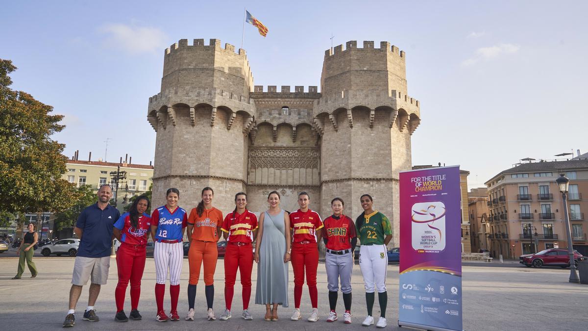 Las capitanas de las selecciones nacionales de España, Países Bajos, China, Sudáfrica, Puerto Rico y Cuba posaron ante las Torres de Serrano.