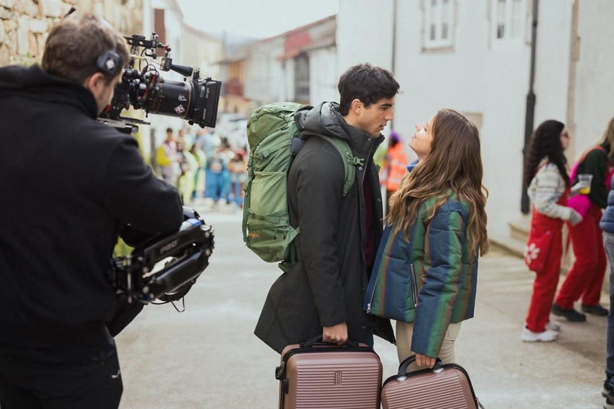 Óscar Casas y Ana Jara, durante los rodajes de la película de Prime Video ‘Me has robado el corazón’, en Laza (Ourense).