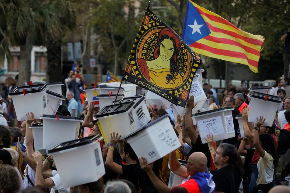 Milers de persones reivindiquen el mandat de l''1 d''octubre al centre de Barcelona